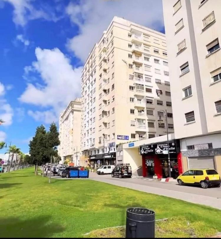 Appartement Familal A Trois Chambres En Face Marjane & Hotel Ahlen Tanger Ngoại thất bức ảnh